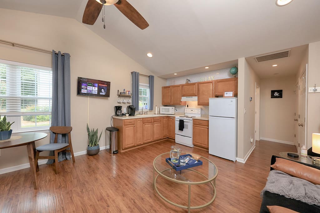 Modern Studio Apartment in Heart of Huntersville Suites con entrada