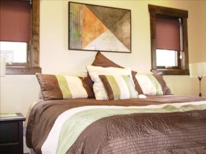 Vrhunska spavaća soba s novim bračnim krevetom, dodatnim prozorima, posteljinom i jastucima, ugradbenim ormarom i pristupom balkonu.