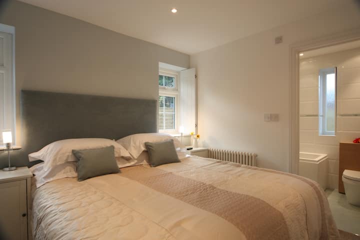 Sovrum på nedervåningen med tillhörande kan vara en dubbelsäng eller en suking