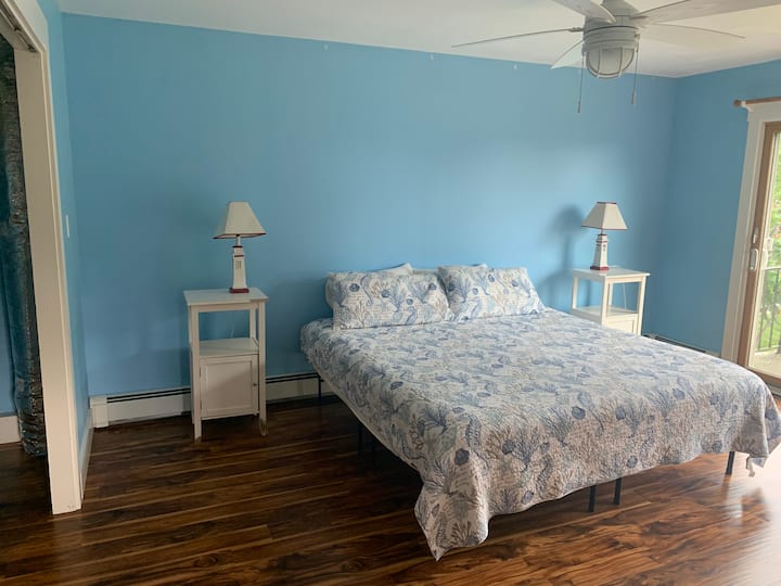 Спална соба 1 со брачен кревет, тавански вентилатор, балкон на Џулиет со поглед на мостот Њупорт и изгрејсонца.