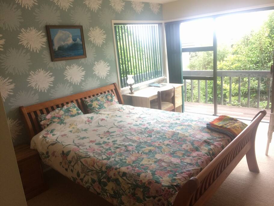 Bedroom 1 - King Size Bed, Access to Deck