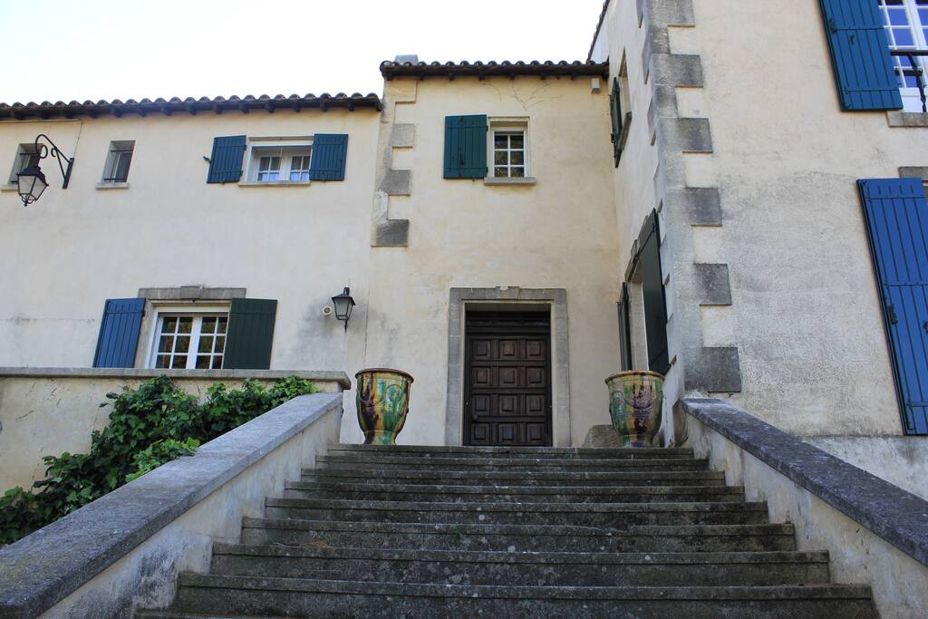 l'entrée du mas
