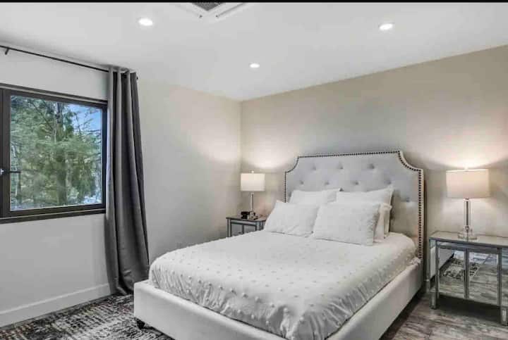 Découvrez le confort dans notre 2ème chambre avec un lit queen. Les voyageurs partagent une salle de bain avec la 3e chambre, avec une baignoire à jets et une douche à main revigorante