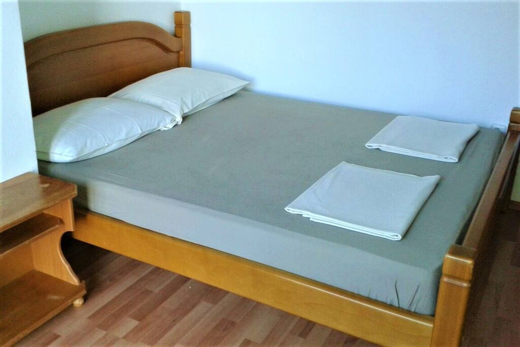 Schlafzimmer zur Terrasse/Eingang