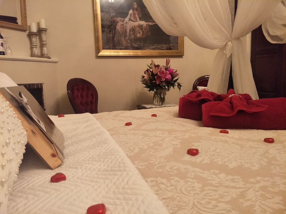 For that special occasion. Let us know what you want and we will set it up for you - flowers, chocolates, bubbly. Enjoy the double spa as well.