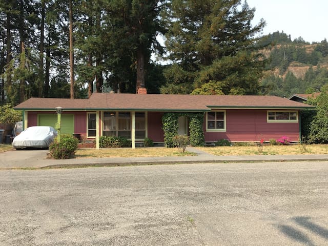 Comfortable Redwood home on the Majestic Eel River