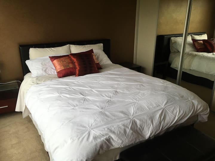 Hlavná spálňa s rozdeleným systémom A/C. Veľká manželská posteľ (veľmi pohodlná)