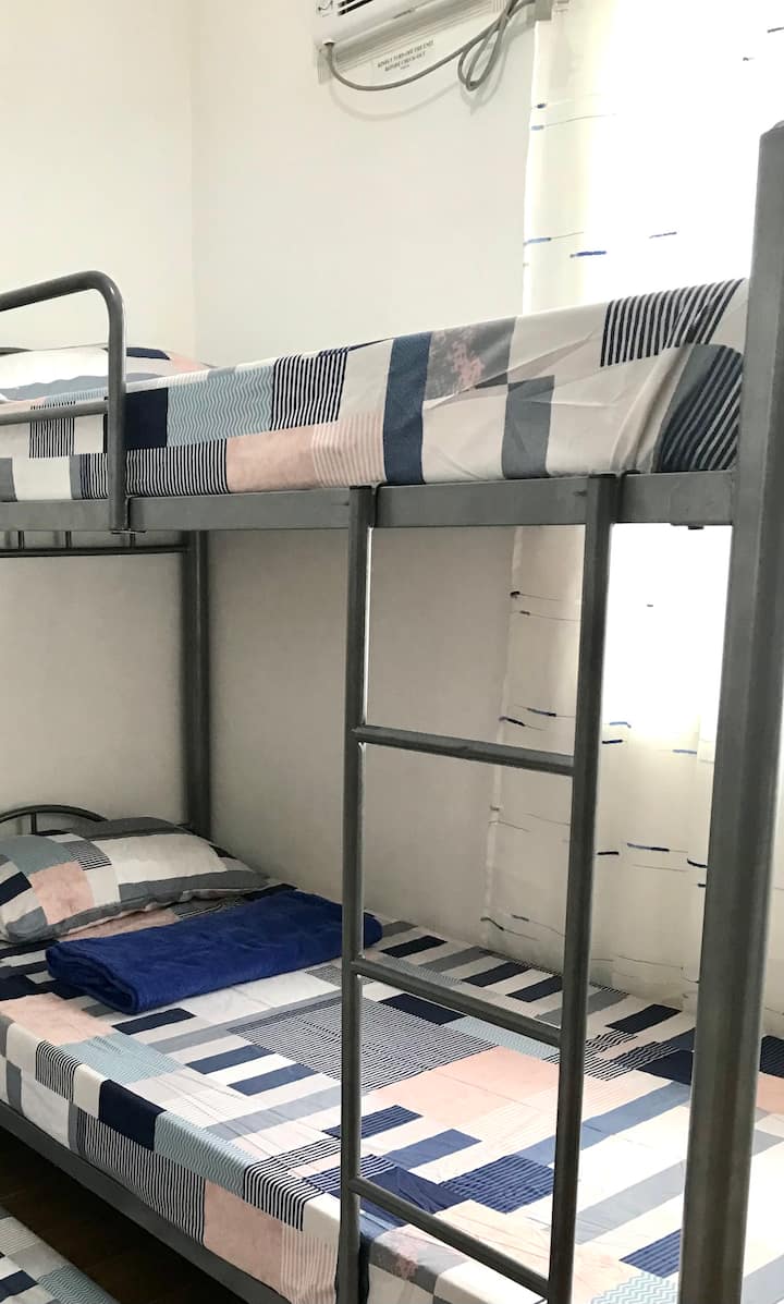 Dormitorio 2 con aire acondicionado, litera individual para 2 personas.