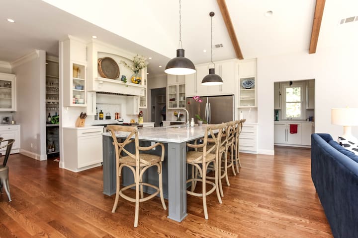 5-Bed Luxury Home with pool – Available in August! gallery image 4