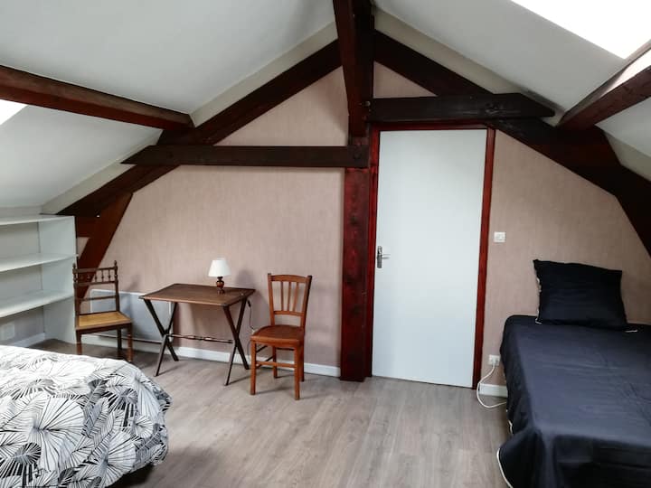 On the floor ch3, 1 bed 140 + 1 bed of 90+ possibility 1 mattress of 90 on the ground for additional traveler