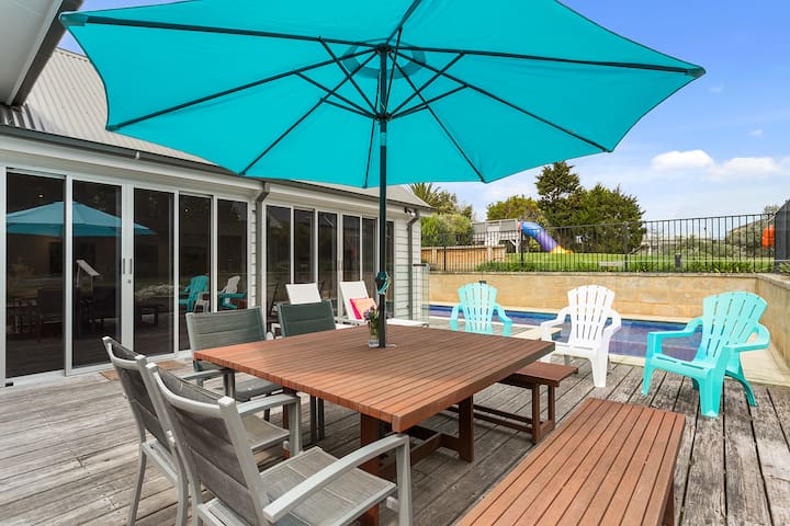 Seaside Splendour – pool, spa & walk to Sorrento