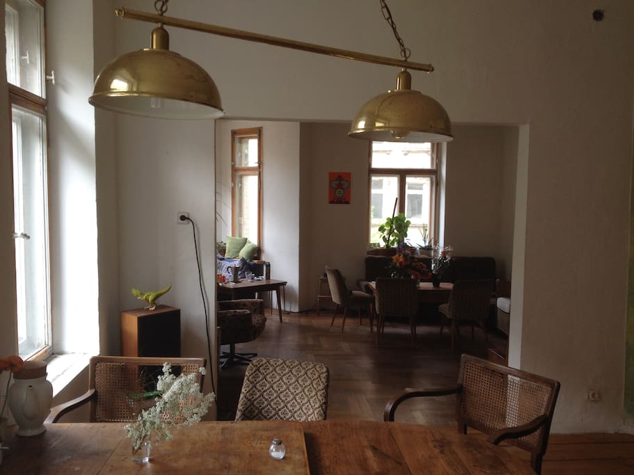 Blick vom Esszimmer ins Wohnzimmer
