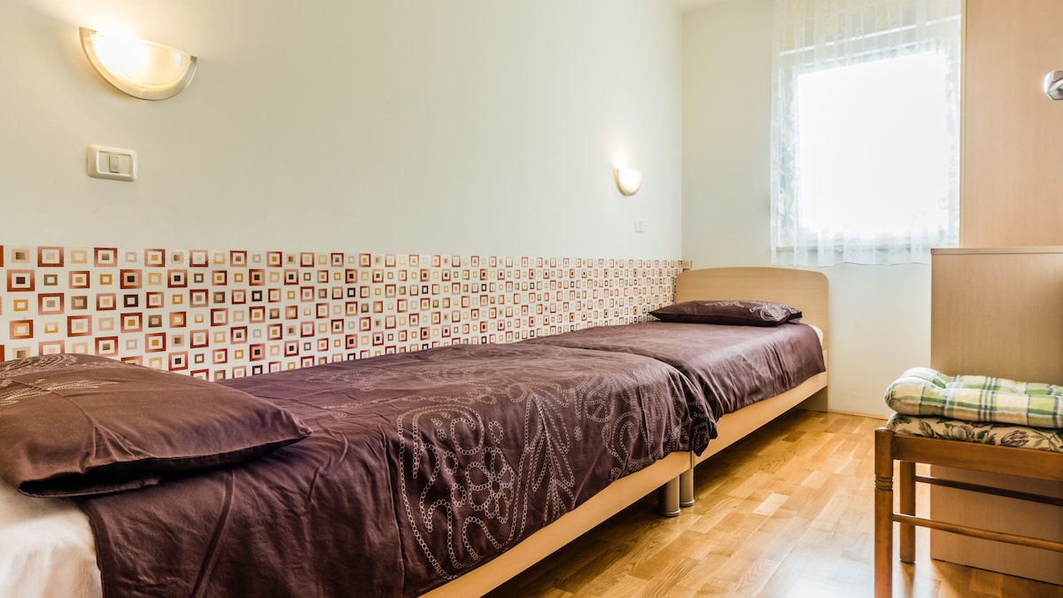 带2张1米宽单人床的卧室