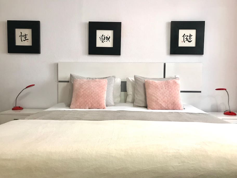 Cama King Size, con colchón de alta densidad.
Dormitorio principal en suite. Con baño privado, Vestidor y balcón propio.