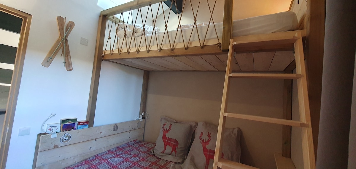 Chambre 3 personnes 
Lit en 140 avec mezzanine en 90 
Fenêtre donnant sur parking