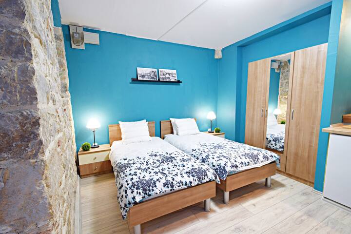 New Heart Of Palace Apt. For 2