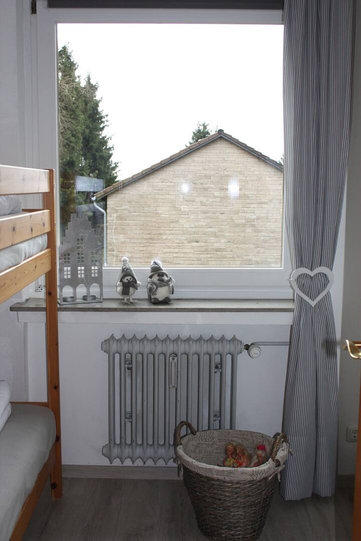 Dječja soba, lijevi bračni krevet 0,80 x 1,90