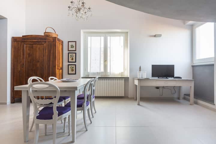 sebule kubwa. Kwenye kabati kuna vyombo vyote muhimu