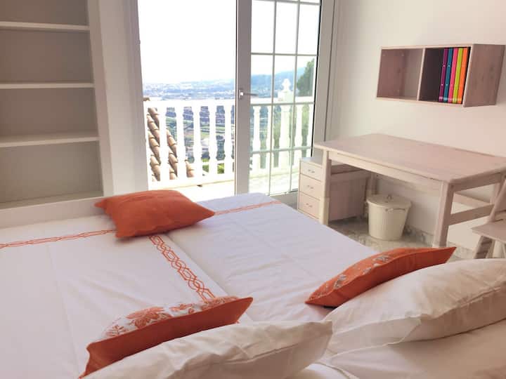 Спална соба 4,
Два кревети од 90см. Се наоѓа на вториот кат од куќата. Поглед кон океан, балкони.