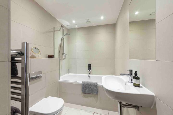 * DEAL! * Spacious – 3 bedroom 3.5 Bathrooms gallery image 5