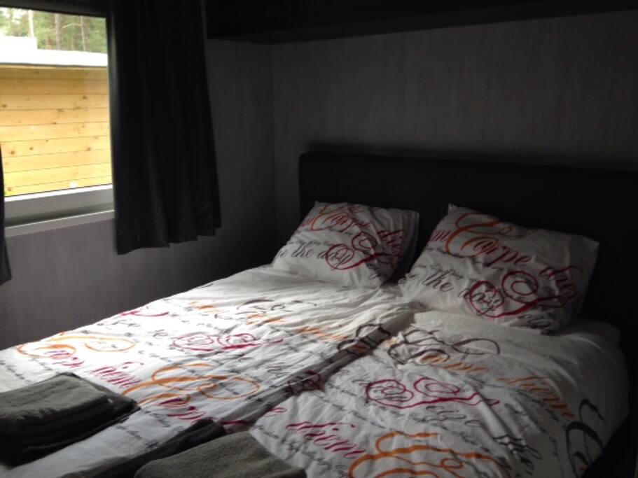 Comfortabele twee persoons boxspring met één pers dekbedden