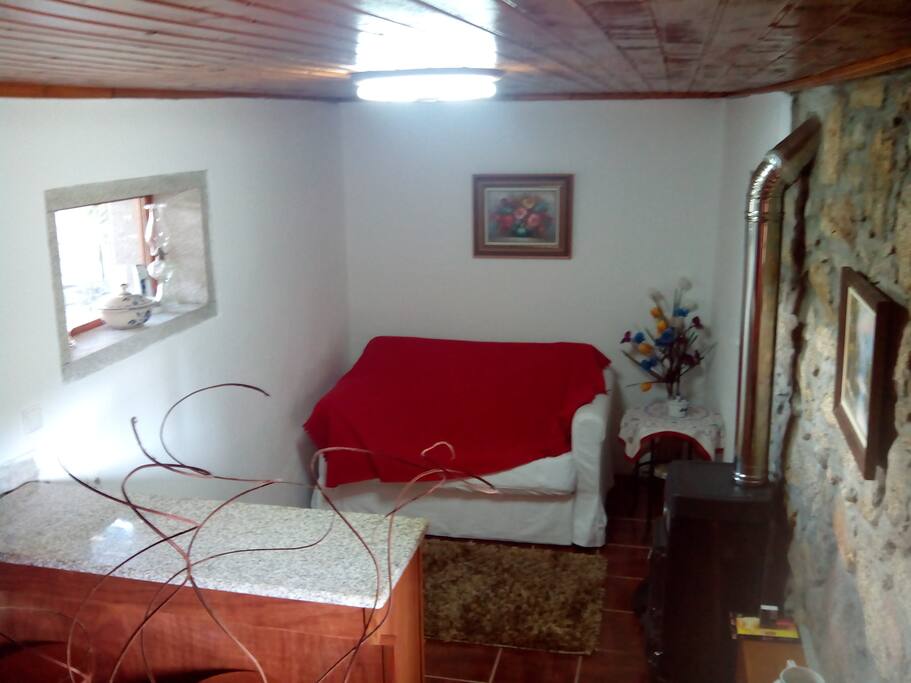 Sala com TV, sofa-cama e Lareira