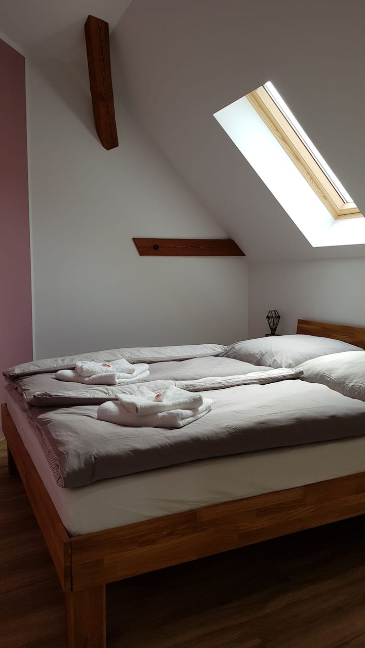 Dhoma e gjumit 2 (1 krevat dopio) me grila mbrojtëse nga insektet dhe dielli