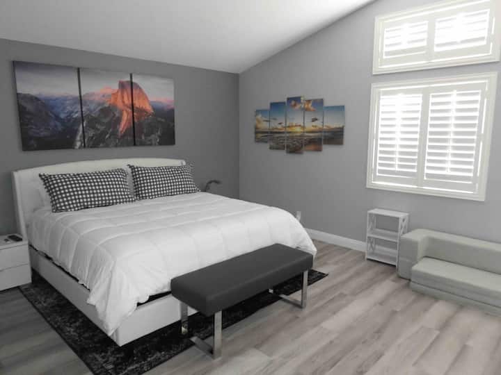 Огромна спална соба Masters. Многу голема главна соба со работно биро со брачен кревет и ламби на допир. Душекот е исклучително удобен Дополнителни двокреветни кревети xl На фотографиите може да се постават за дополнителни гости во поголеми групи. 