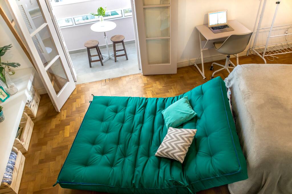 Japanese futon sofa bed opened - Sofá-cama de futon aberto