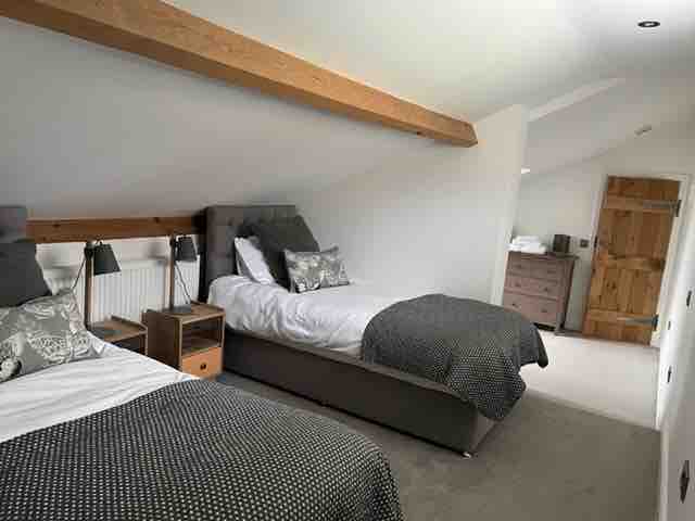 楼上的双床卧室-这是最大的房间，配有额外的沙发/更衣区 