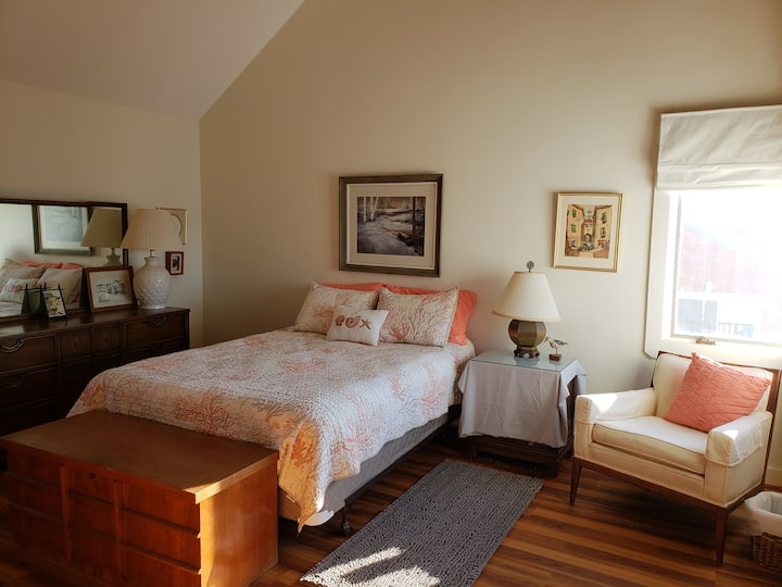 卧室4 -主卧配备标准双人床。