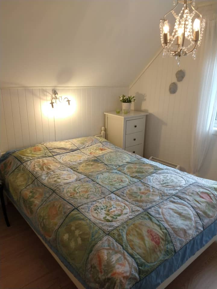 غرفة نوم بسرير مزدوج ومساحة خزانة