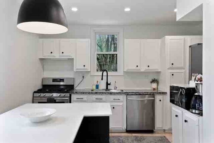 Gorgeous! Modern 3 Bed Home by Lake Mtka & Wayzata gallery image 4