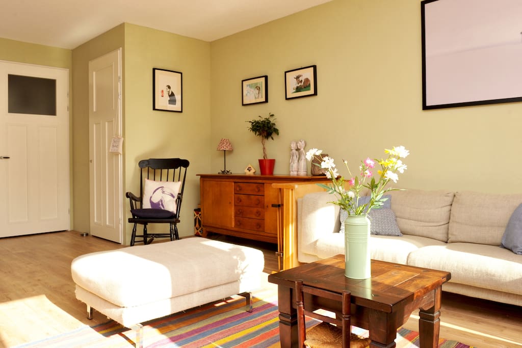 Bright living room with view and entrance to the garden