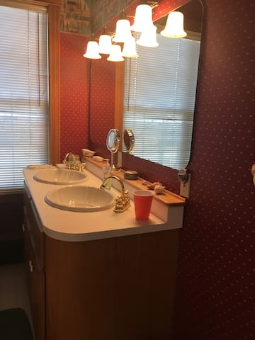 Cozy Rm. for 1-private washroom-Heritage Home.