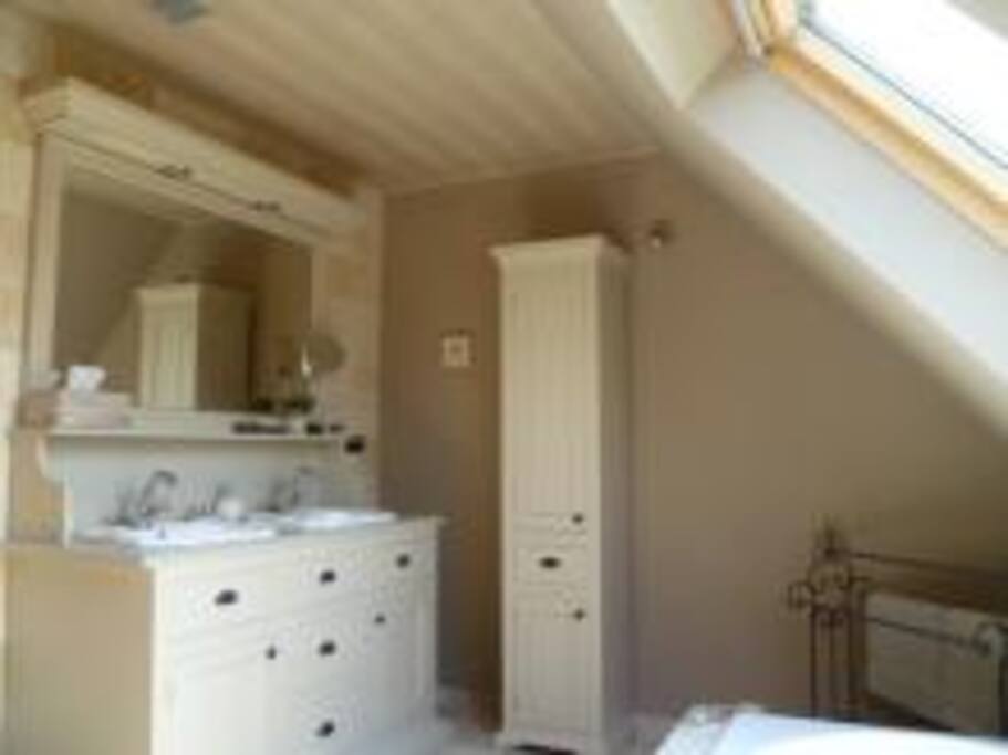Badkamer met douche en ligbad