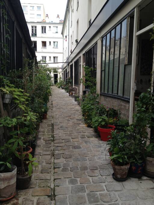 la cour pavée et ses ateliers / typical parisian style