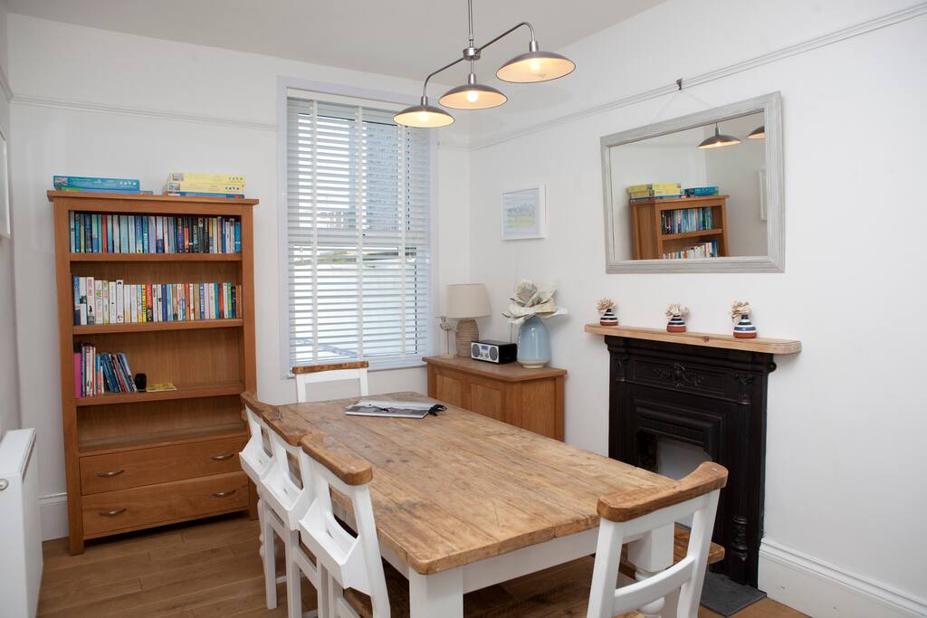 SeaAyr - Dining Area