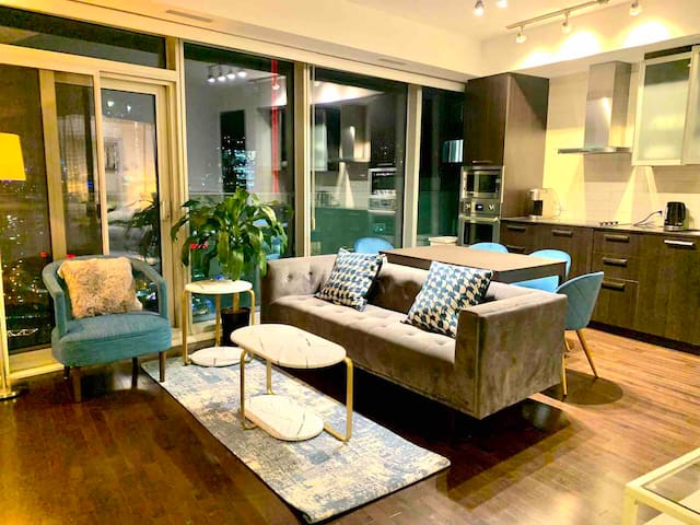 Service Condo_CN Tower Lakeview