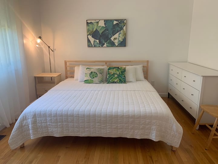 მასტერ-საძინებელი დიდი ზომის მატრასითა და აბაზანით