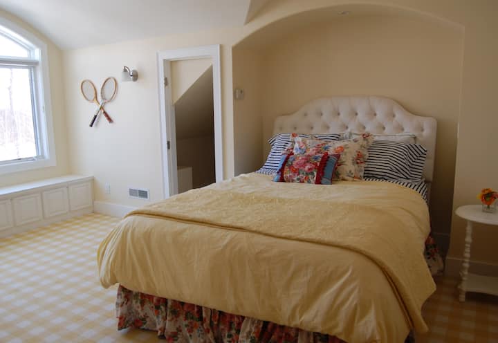 Luxusný matrac Queen na 3. poschodí,
zatemňujúce odtiene izby, šatník
