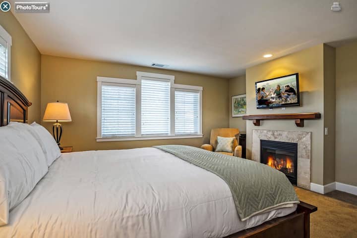 ห้องนอนใหญ่: เตียงคิงไซส์พร้อมเตาผิงและทีวี