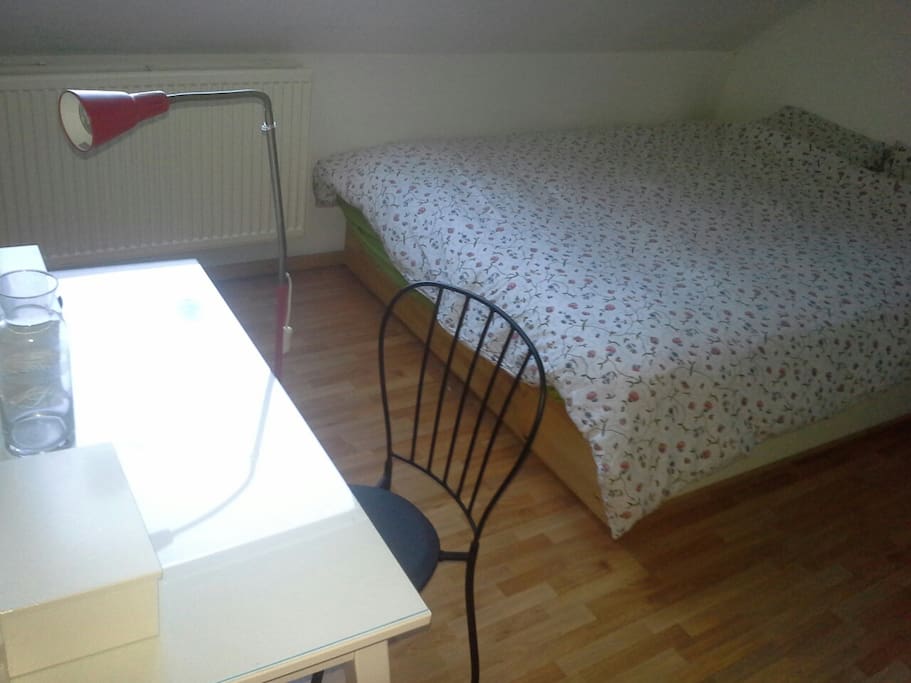 Slaapkamer met tweepersoonsbed, voorzien van kleerkast - Room with a double bed and a closet.