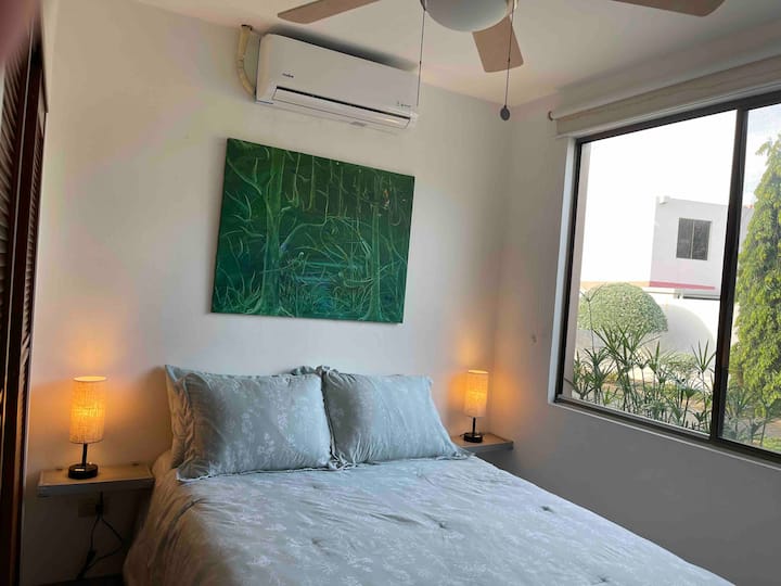 Cama de tamaño completo, mesita de noche con protectores de esquina, lámparas regulables con 110V, conectores USB y USB-C para tu comodidad de carga. Armario empotrado con perchas. Almohada y manta adicionales en el interior del armario. Aire acondicionado y ventilador de techo.