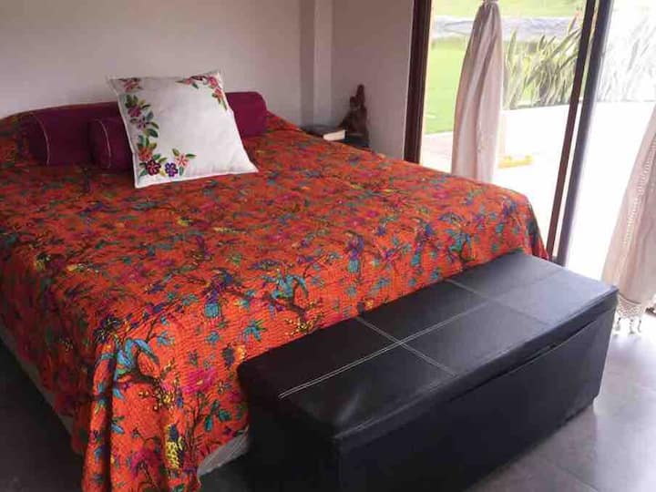 Hlavná spálňa s vlastnou kúpeľňou, šatníkom a súkromnou terasou