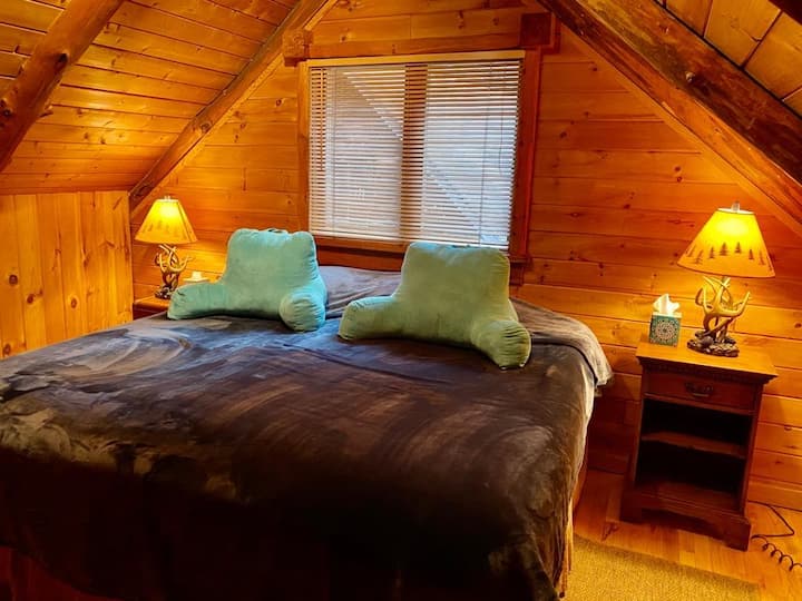 Chumba cha kulala cha ghorofani; kitanda aina ya king kinaweza kutengenezwa kwa mapacha 2