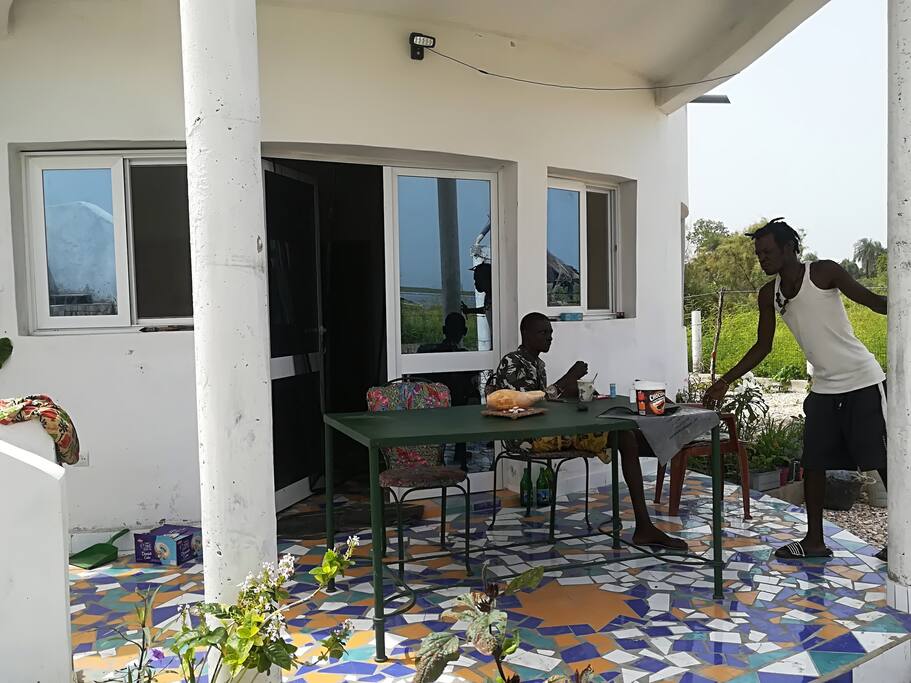Terrasse ombragée avec vue sur mer à 180 degrés