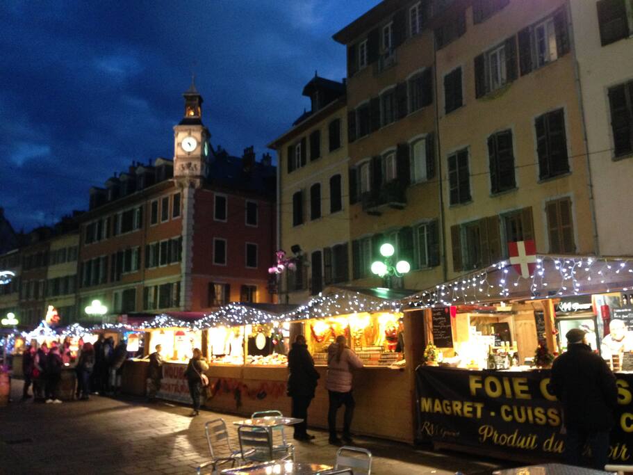 Appartement situé sur la place Saint Leger, au dessus du marché de Noël
