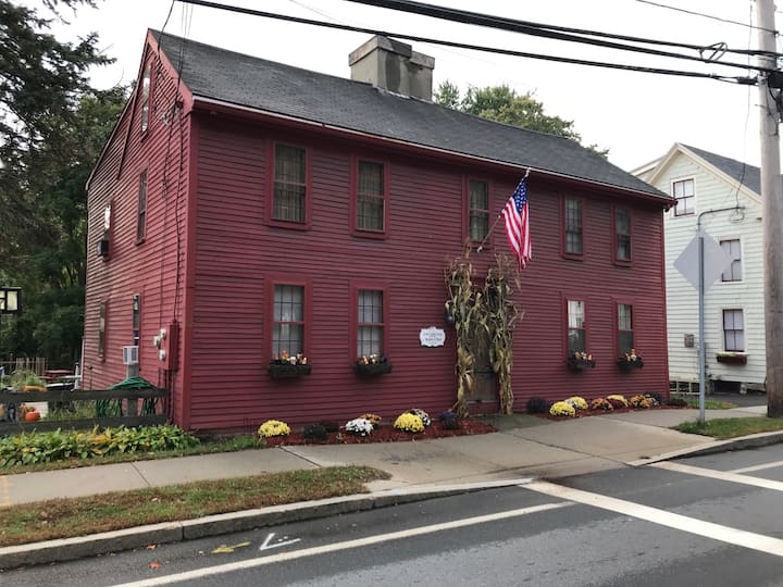 Charming 2 Bedroom Apartment in Historic Ipswich. Apartments for Rent