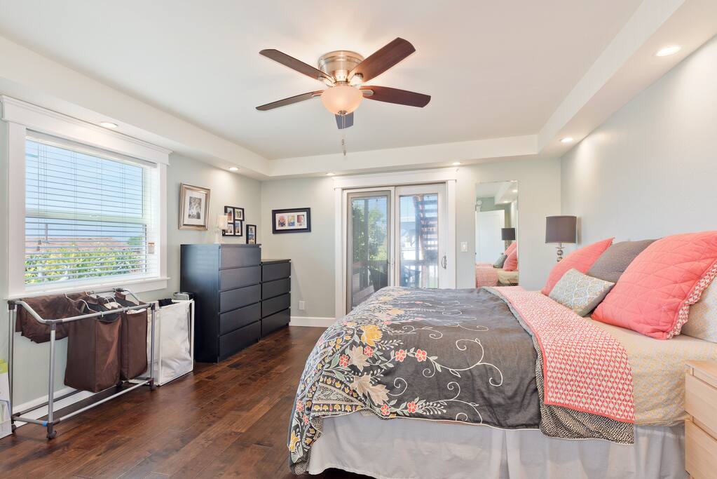 Main (2nd) floor: Bedroom with King size bed